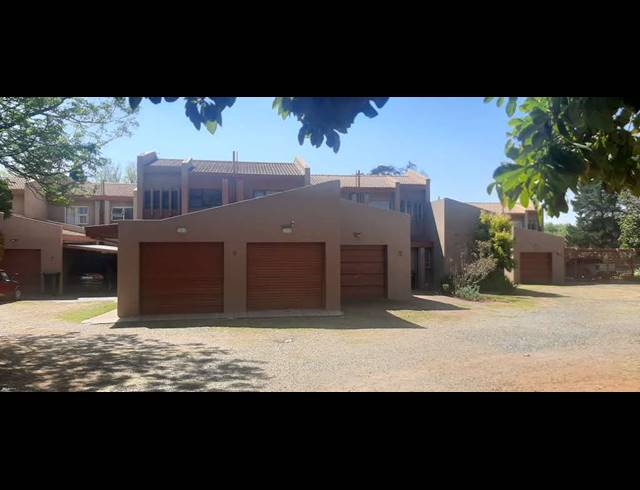 3 BEDROOM TOWNHOUSE FOR SALE IN BIRCH ACRES